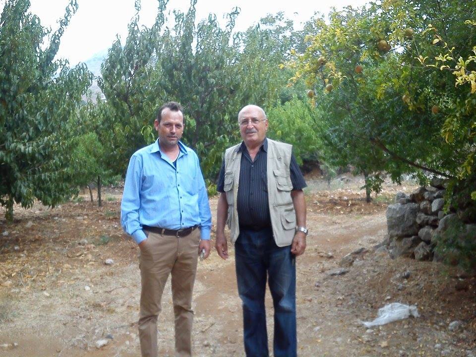 أُبي حسن مع عدنان بدر حلو في بستانه بمشتى الحلو عدنان بدر حلو و أبي حسن