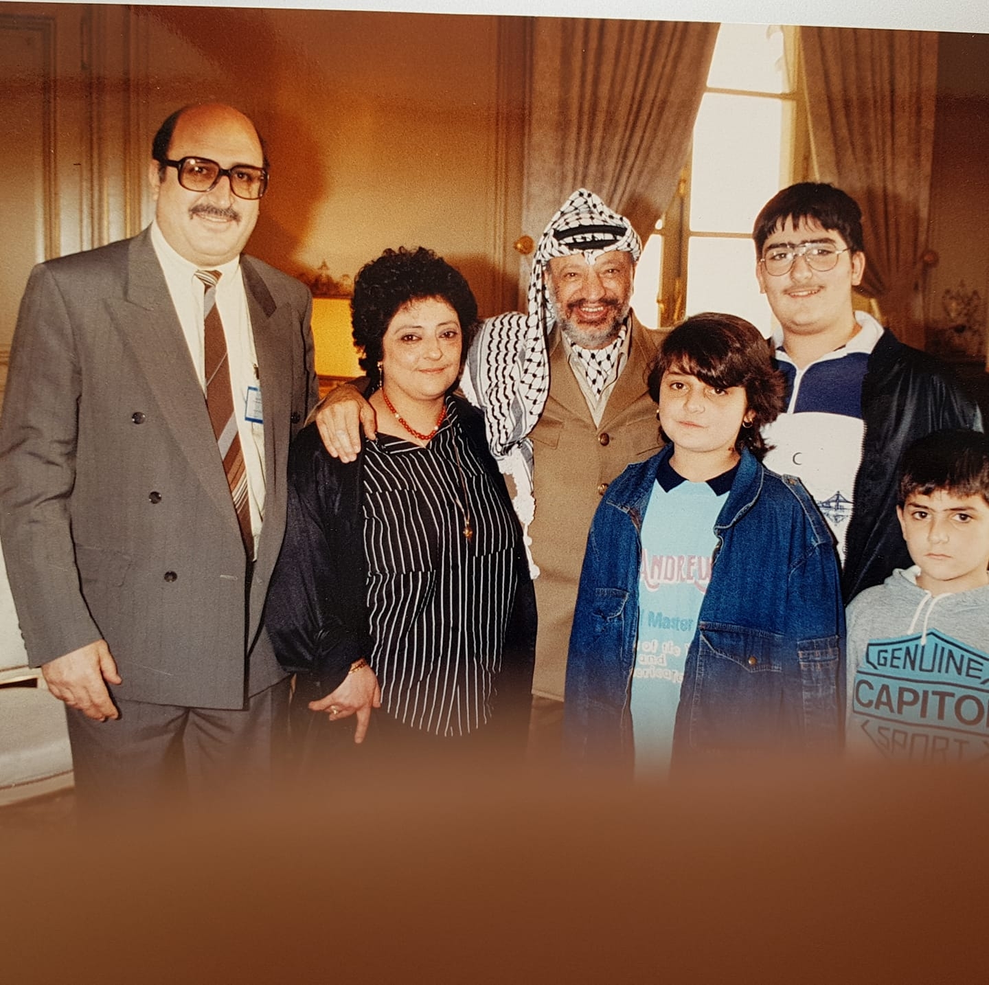 المناضل عدنان بدر حلو و عائلته مع الرئيس الفلسطيني السابق الشهيد ياسر عرفات عدنان وعائلته مع الشهيد ياسر عرفات