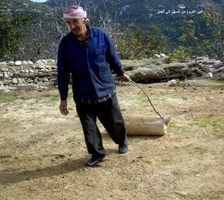 رجل يدحل بيته الترابي بالمعرجيلة معرجيلة لدح البيت الترابي